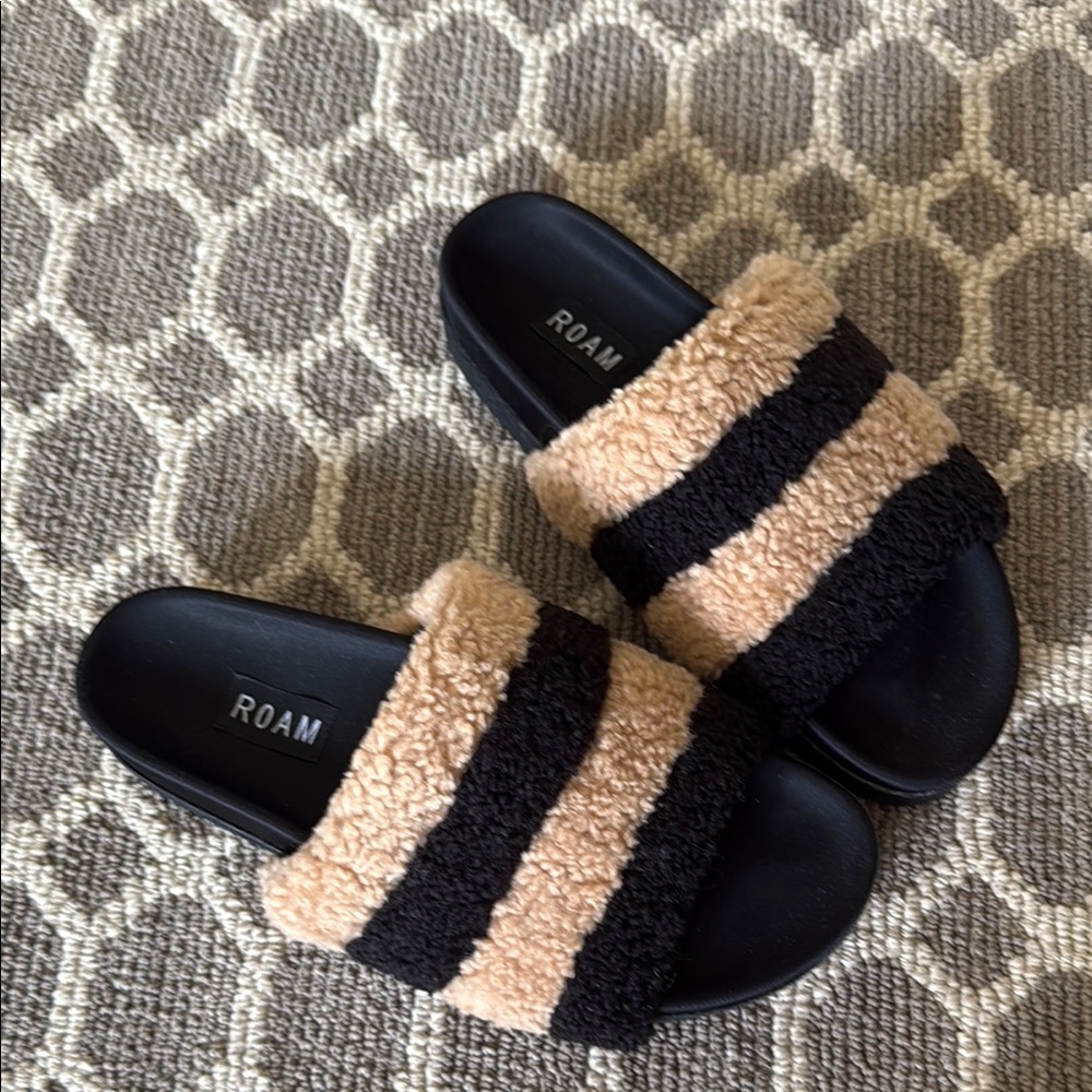 Roam Black and Tan Fuzzy Slide Sandals